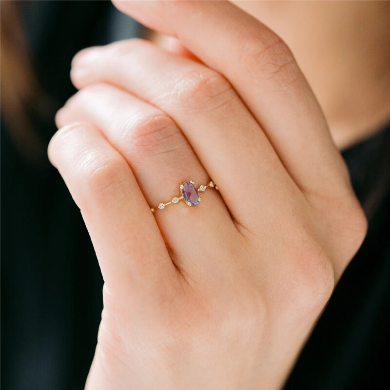 Женское кольцо из серебра 925 пробы с овальным кристаллом