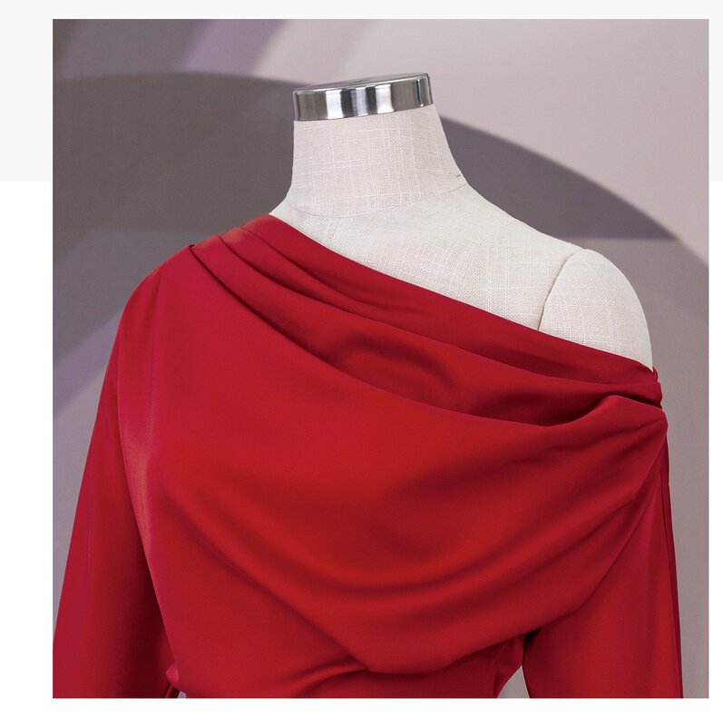 Gaun Temperamen Bahu Miring Merah Desain Rasa Gaun Satin Lengan Panjang Rok Panjang Perjamuan High-End Wanita