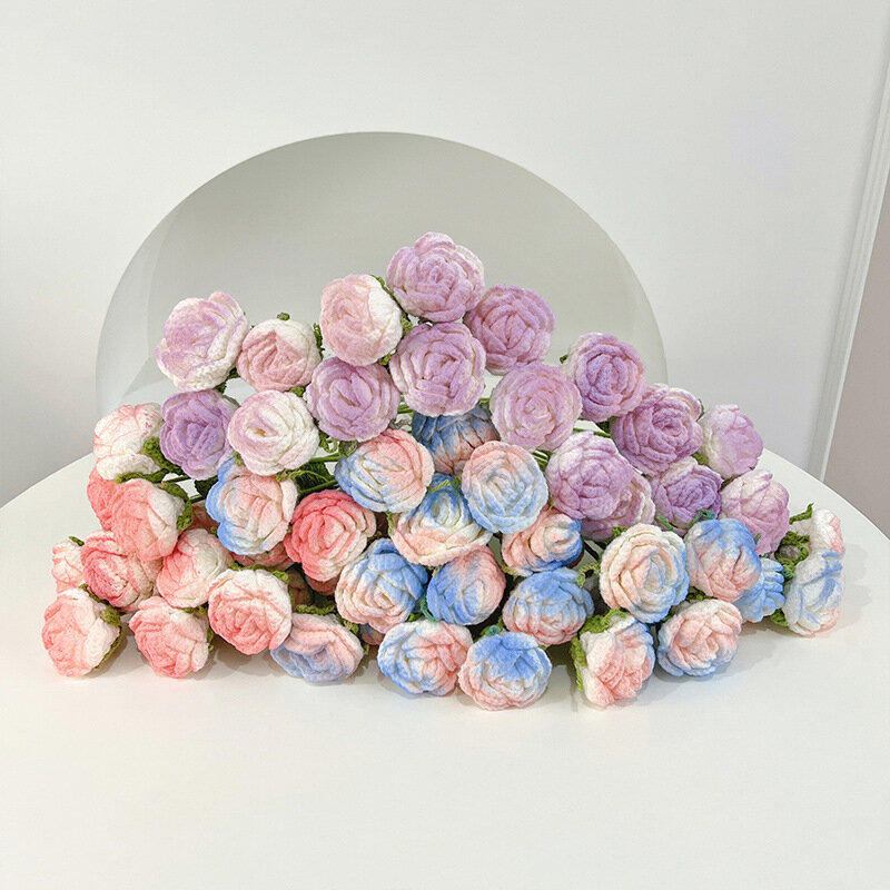 Bouquet di rose tenuto in mano intrecciato a mano decorazione floreale lana Joker fiori eterni all'uncinetto.