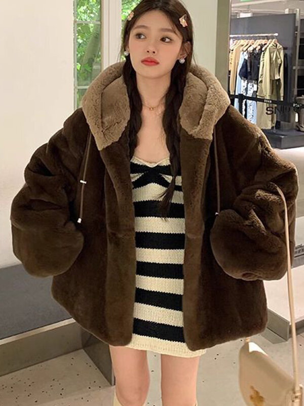 Jaket bulu palsu bertudung untuk wanita, mantel Luaran tebal longgar kasual Mode Korea wanita, mantel bulu imitasi telinga beruang imut untuk musim dingin