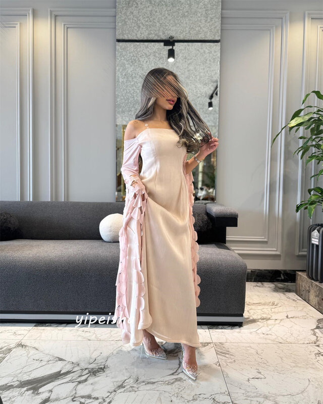 Sukienka na studniówkę satynowa suknia z falbanami w stylu saudyjskim od ramienia na miarę