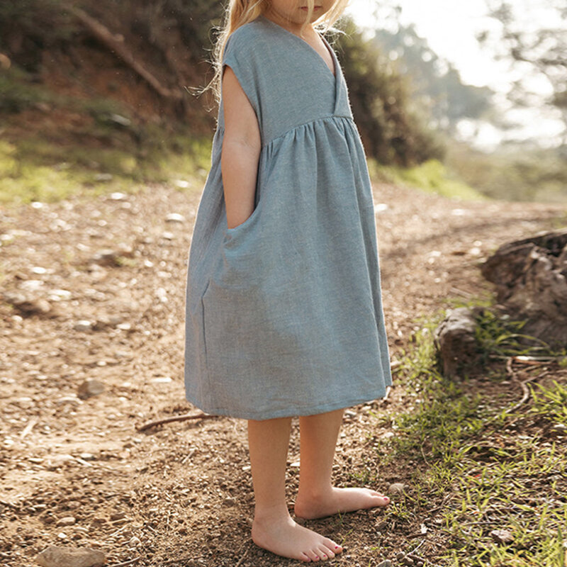 Летнее свободное льняное платье для девочек в стиле ретро с двумя передними карманами, новинка 2024, однотонные повседневные платья без рукавов с V-образным вырезом для маленьких девочек