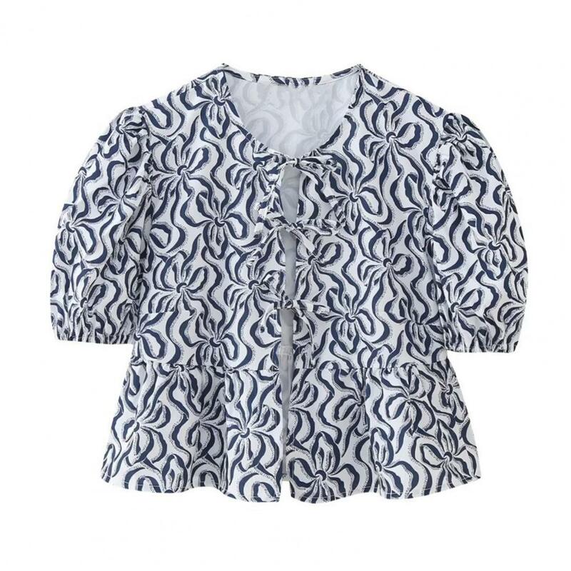 女性の市松模様のフリル裾シャツ、夏のカーディガン、ストラップのデザイン、スタイリッシュでファッション-forward