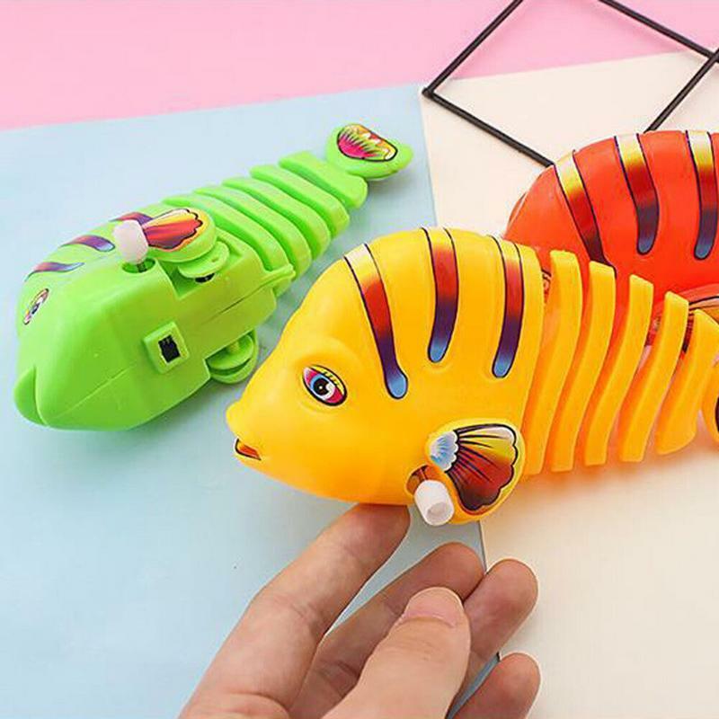 Bambini Clockwork Wind up Toy plastica colorata Wind Up swing cartoon fish oscillante genitore bambino Interactive Cartoon Wiggle Fish Toy
