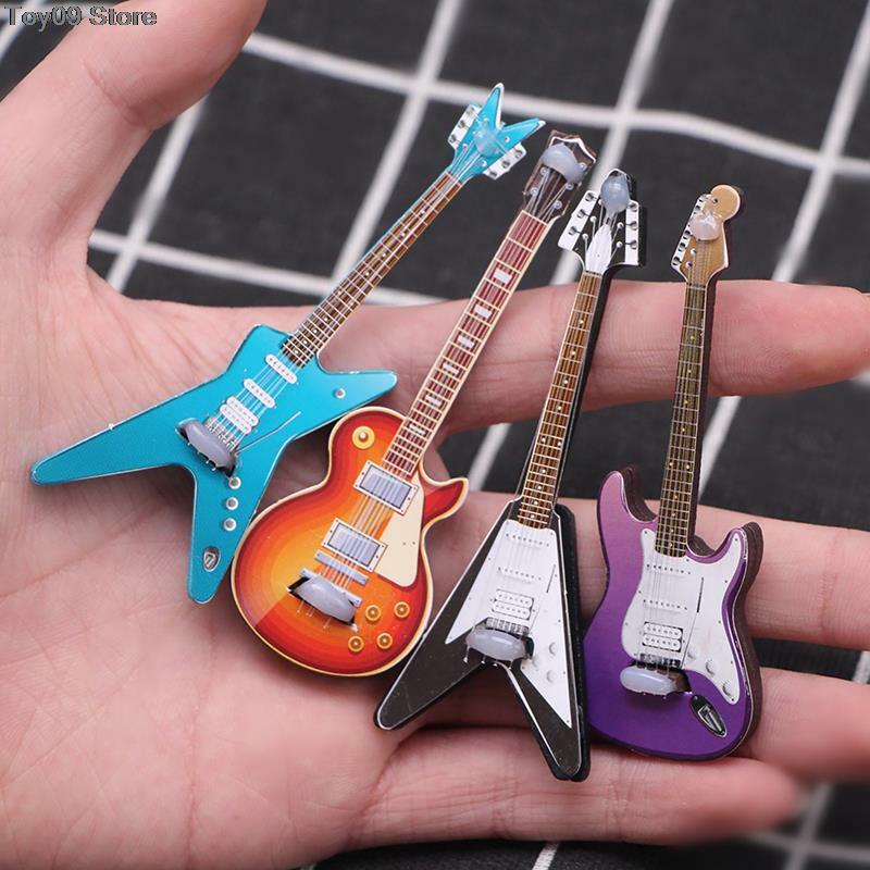 1 buah rumah boneka simulasi Mini gitar elektrik gitar populer miniatur adegan alat peraga Model pertandingan aksesoris