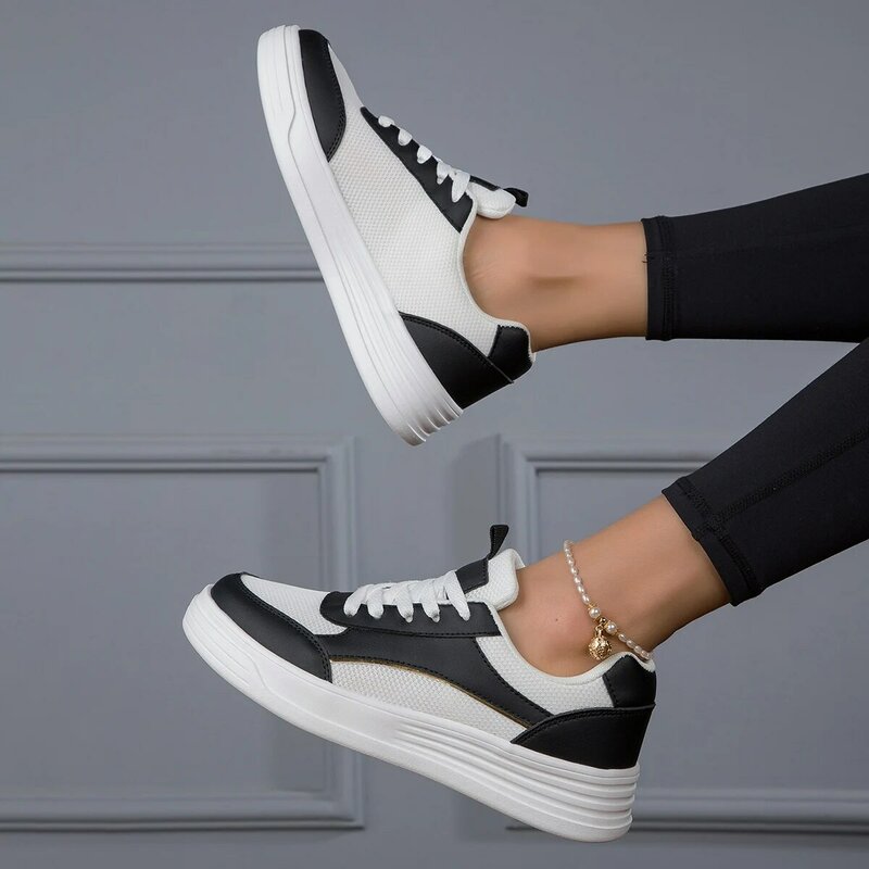 Sepatu kets putih wanita, sepatu olahraga sol tebal bertali jala bernafas Musim Panas 2024 untuk perempuan