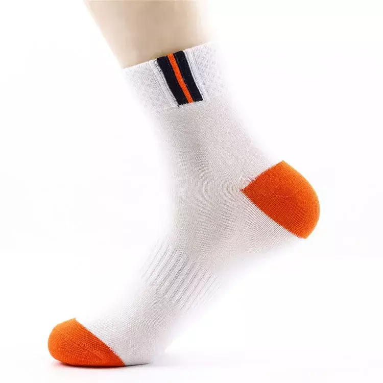 ถุงเท้ากีฬาสำหรับผู้ใหญ่สีทึบของผู้ชายหลอดกลางถุงเท้าเล่นกีฬาและแช่เท้า