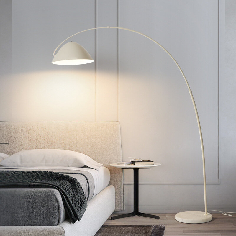 Lampe d'ambiance sur pied minimaliste en frêne, lampadaire de pêche, salon, luxe, canapé haut de gamme à côté de la chambre