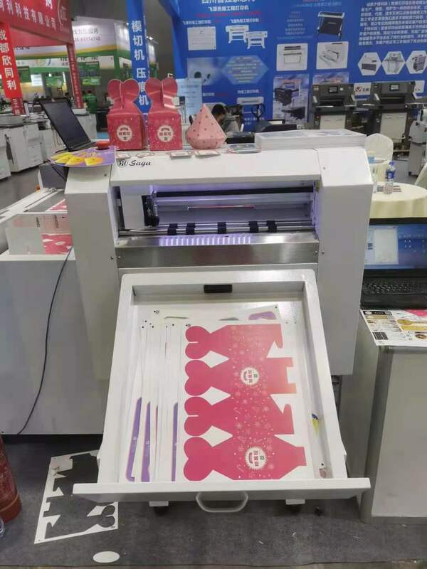 Folha automática à máquina de corte autoadesiva da etiqueta do papel do vinil da folha
