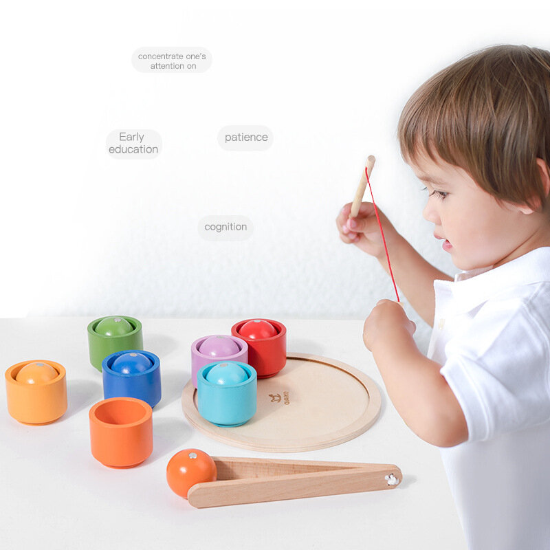 Cor de madeira classificando forma combinando brinquedos para crianças, bolas em copos, brinquedos educativos, aniversário e presentes de Natal