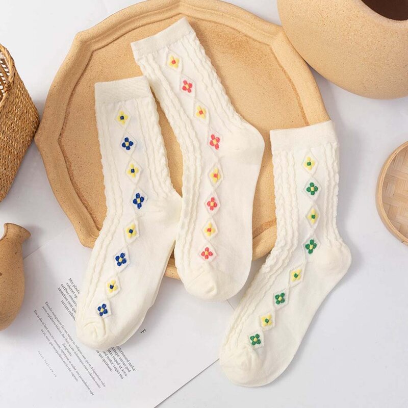 ถุงเท้าสตรีสีขาวลายรูปสี่เหลี่ยมขนมเปียกปูนสไตล์ญี่ปุ่นแนวโลลิต้าถุงเท้าผ้าฝ้ายขนาดกลางลายดอกไม้