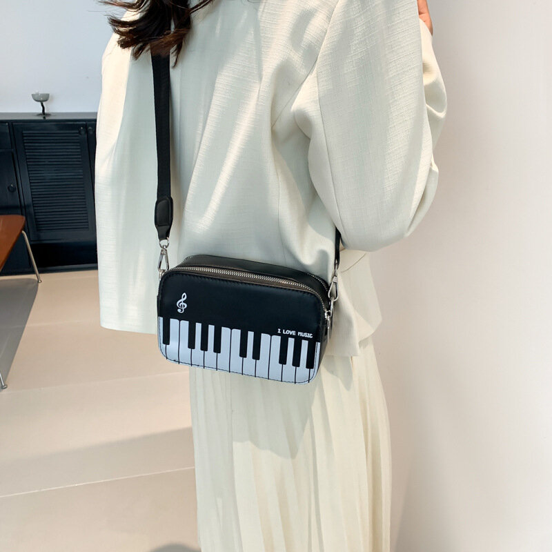 Satchel cuadrado pequeño bordado en contraste de moda, adornado con dulces notas de Piano. Monederos y bolsos de diseñador de lujo