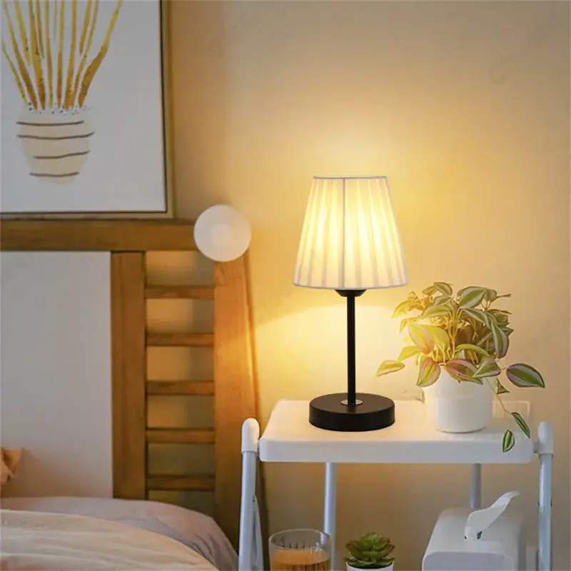 Lámpara de mesa plisada Retro nórdica, luz de escritorio de tela, luz de noche LED, lámpara de mesita de noche para dormitorio, lámparas de ambiente femenino para decoración del hogar