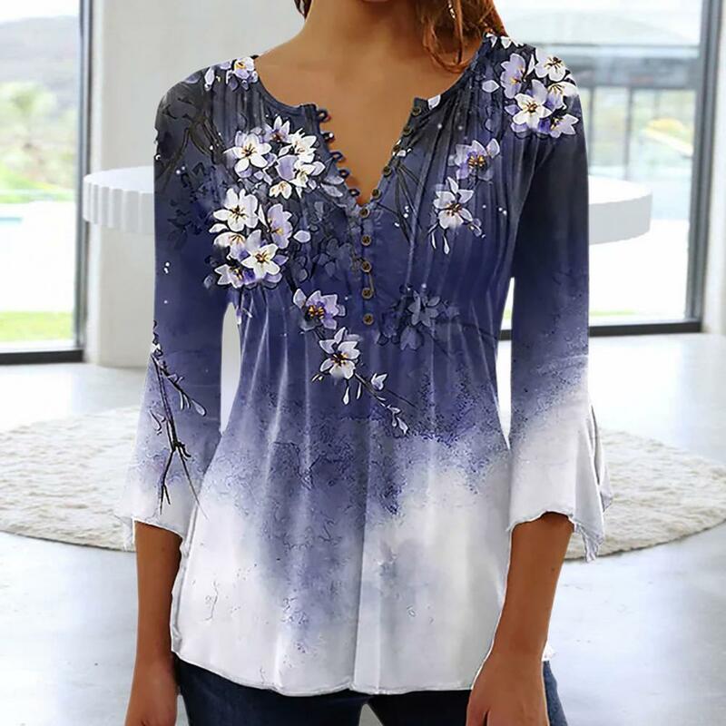 Camiseta com decote em v floral para mulheres, blusa plissada, mangas 3/4, decote de botão, slim fit, streetwear, verão