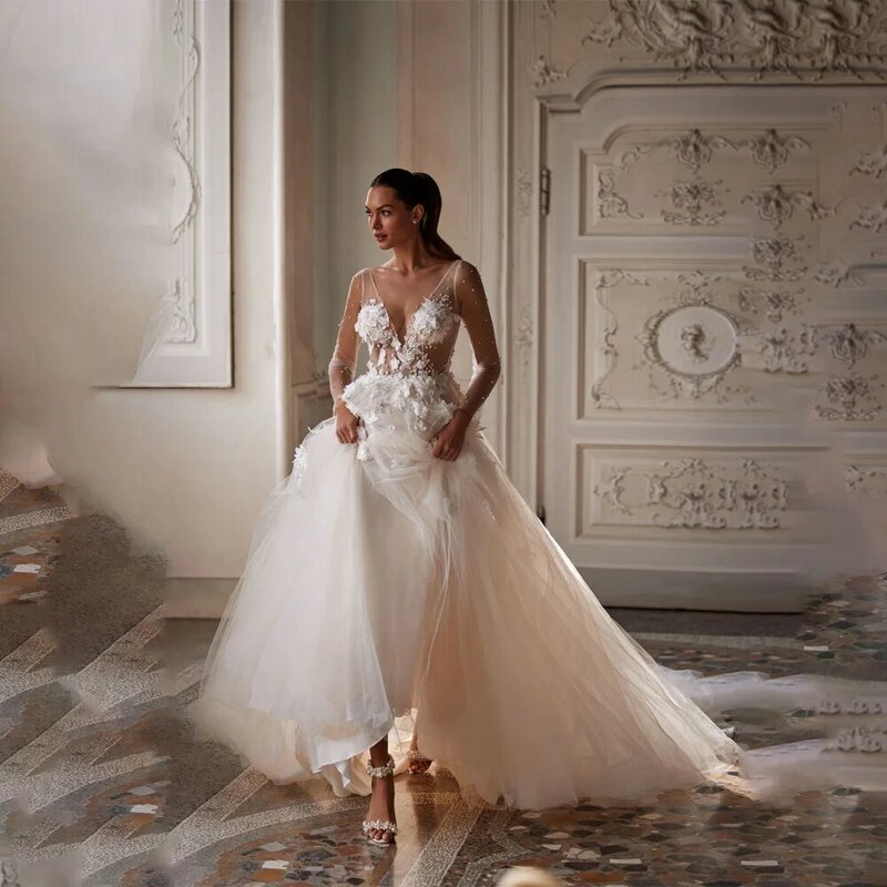 Gaun pernikahan manik-manik kerah V, gaun pengantin A-line kain Tule dengan lengan ilusi panjang, gaun pernikahan manik-manik tali Spaghetti