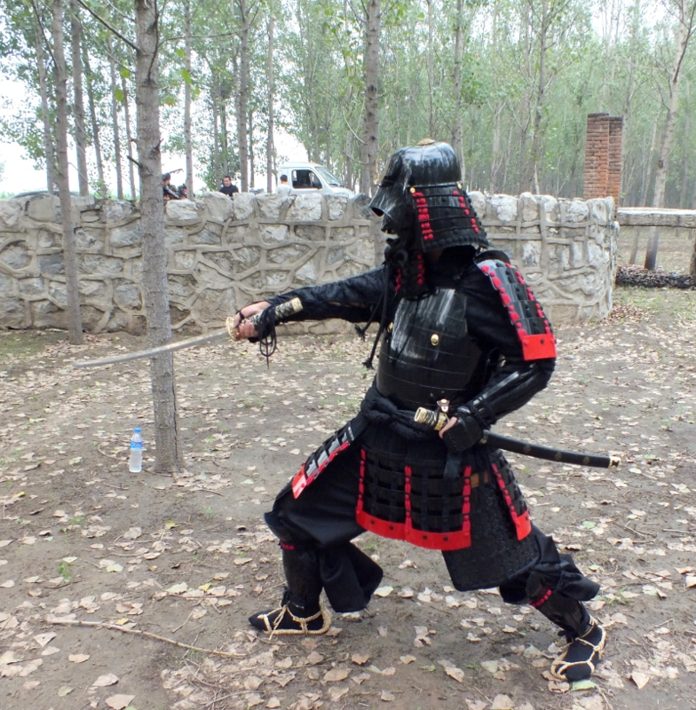 Giappone Black Samurai Armor Set completo con espositore Stand Cosplay indossabile Japanese Warrior Armor Helmet Costume da palcoscenico