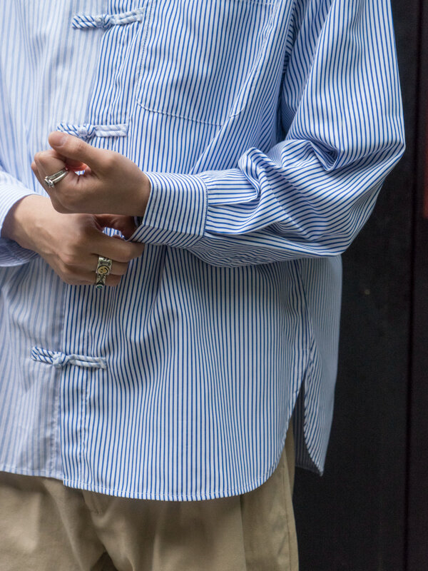 Camisa listrada de botão de manga comprida masculina com gola virada para baixo, streetwear de botão com fenda lateral, estilo chinês casual, moda diária, primavera