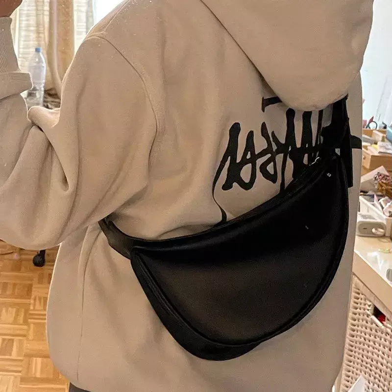 女性用ハーフムーンチェストバッグ,小さなショルダーストラップ,幅の広いストラップ,ジッパー付きレザー品質