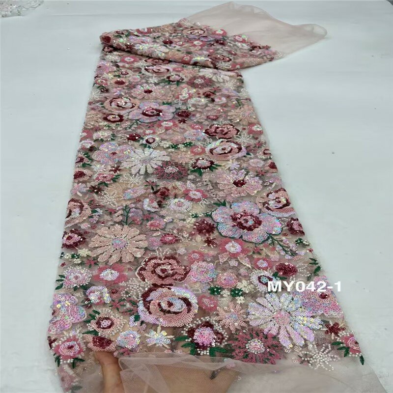 Свадебное платье из кружевной ткани с вышивкой блестками и цветными бусинами