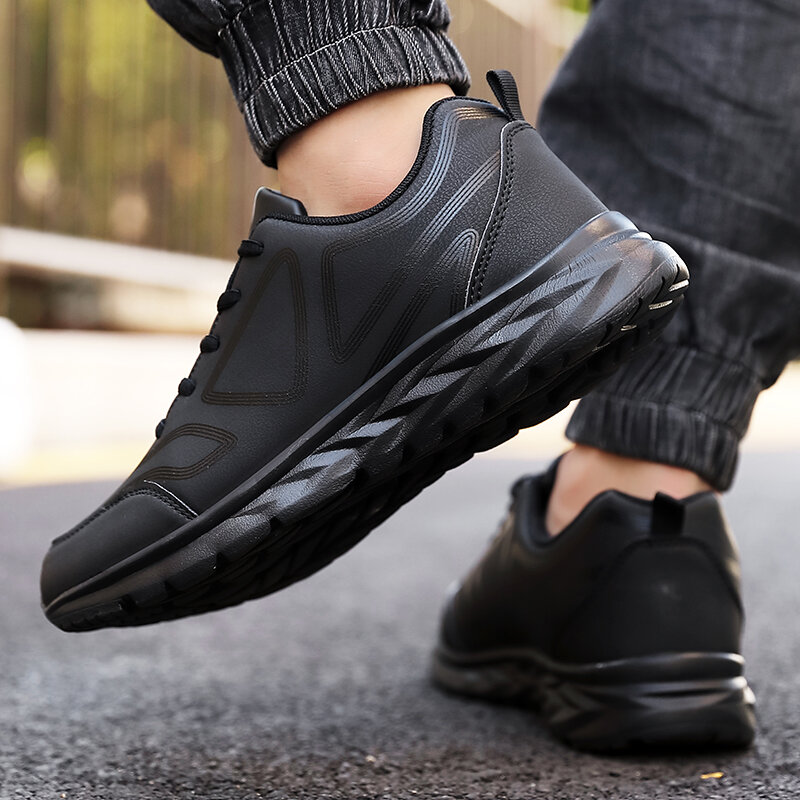 Sepatu kets hitam untuk pria, sepatu Sneakers kasual kualitas tinggi, sepatu olahraga kulit buatan Pria antiselip santai musim gugur musim dingin