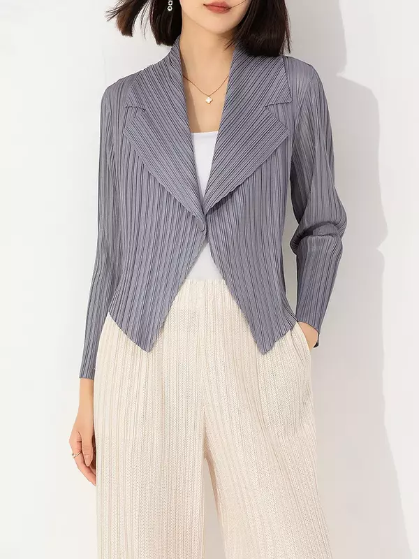 Casaco plissado feminino de Miyake, terno versátil, colarinho elegante, um botão, top curto glamoroso, início do outono, novo estilo, 2023