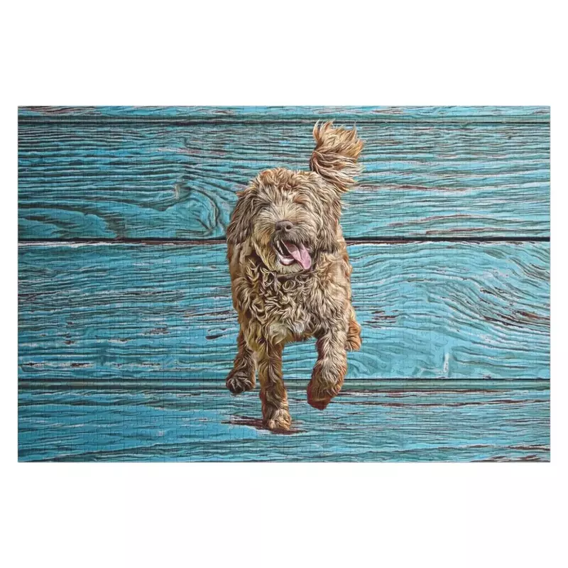 Perro Labradoodle australiano feliz corriendo con fondo de madera turquesa Vintage o antiguo, rompecabezas personalizado