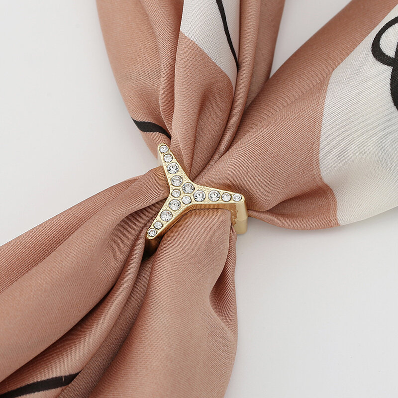Klamry do szalików obręcz ślubna broszka przypinki dla kobiet kryształowy uchwyt jedwabny szal klamra klips do pierścienia szalik biżuteria dla prezentów