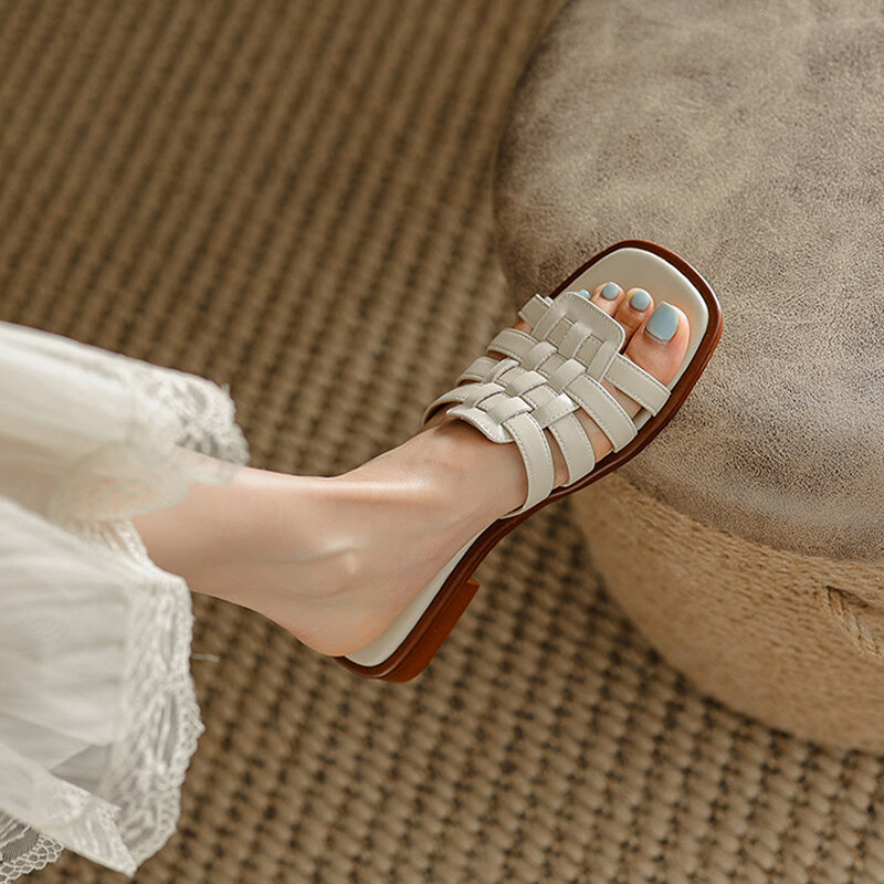 Sandal Vintage wanita, musim panas luar sepatu datar kulit lembut flip-flop non-slip sol lembut anyaman sandal coklat