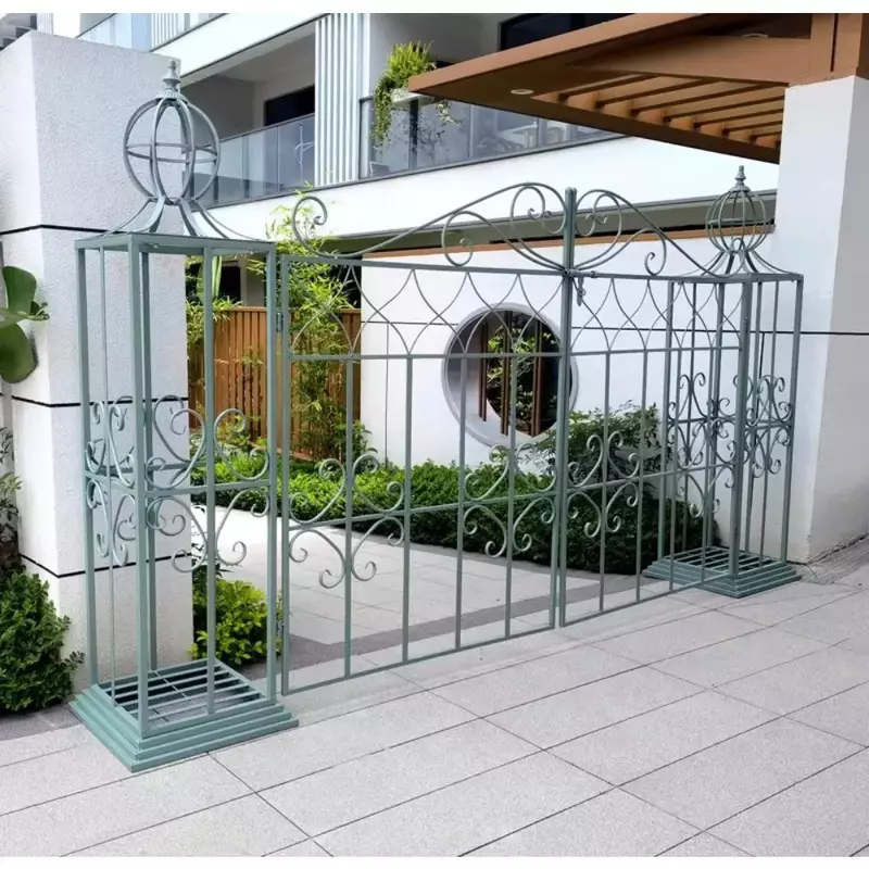 Puerta de patio de estilo europeo hecha de hierro forjado retro, puerta de entrada de patio antiguo, villa, jardín, columna