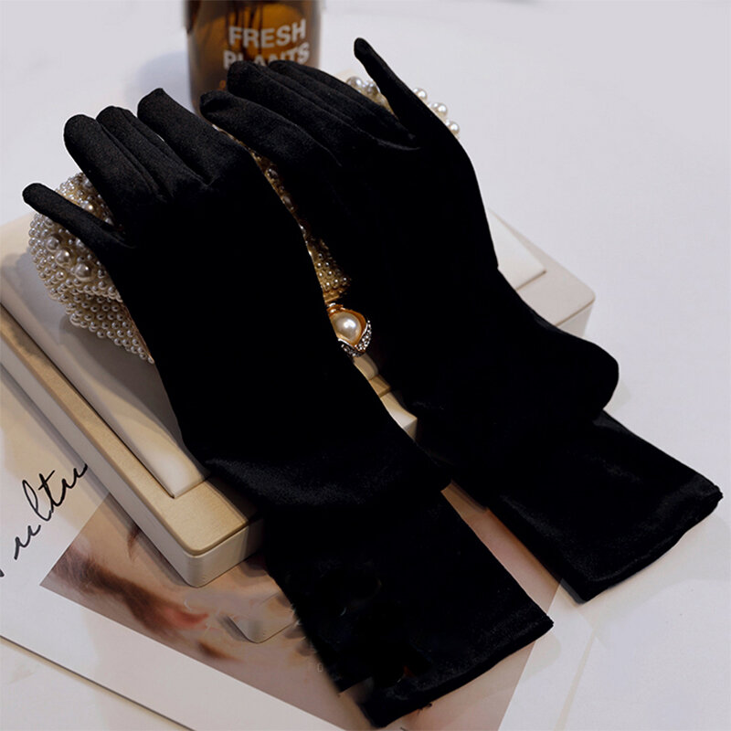 Retro Hepburn Pure Black guanti lunghi in raso semplice Retro Velvet Studio Photo con accessori