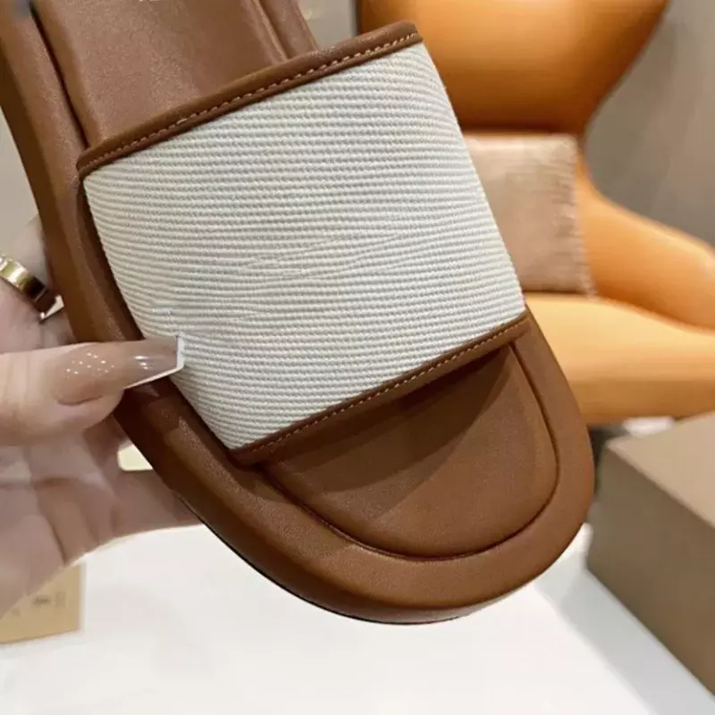 Sandalias de suela gruesa para mujer, zapatillas de moda europea para uso diario, adecuadas para el hogar y al aire libre, novedad de verano 2023