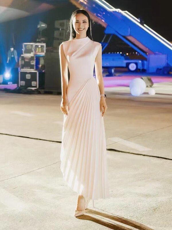 Элегантное асимметричное приталенное платье с высоким воротником и плиссированным подолом в европейском и американском стиле, Уникальное простое платье