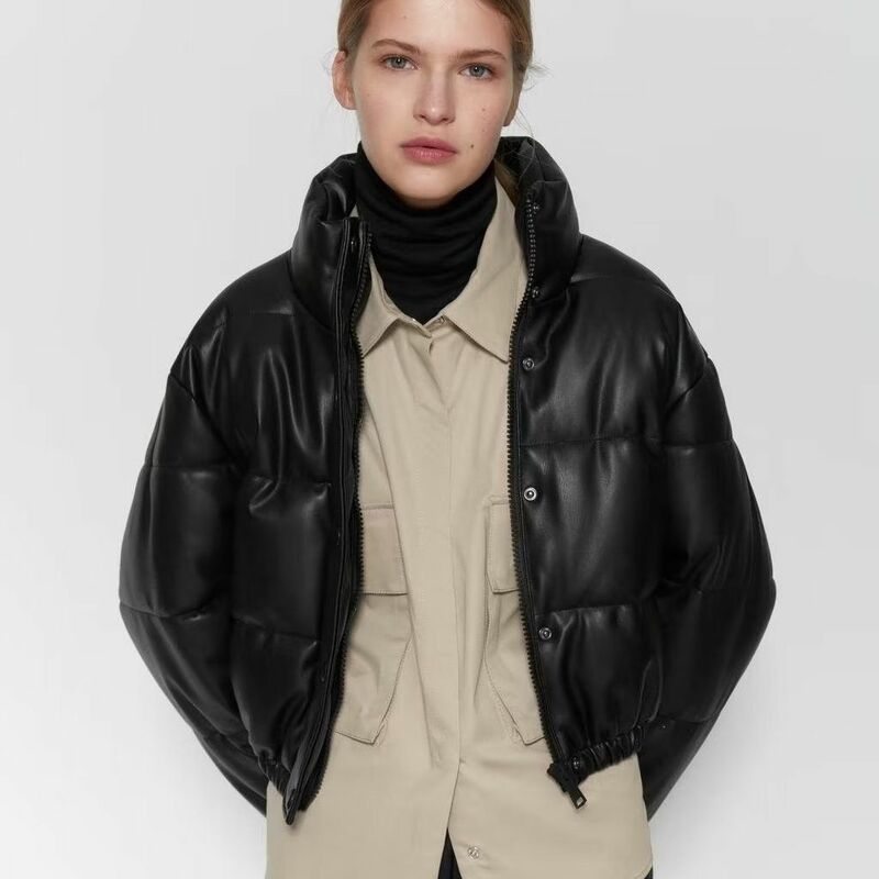 Jaket kulit PU wanita, pakaian luar parka pendek tebal mode hangat katun hitam berritsleting elegan untuk musim dingin