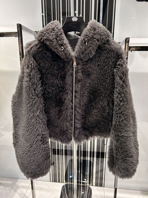 Cappotto di pelliccia con cappuccio versione corta allentata di design con cerniera in tinta unita caldo e confortevole 2023 inverno nuovo 1207