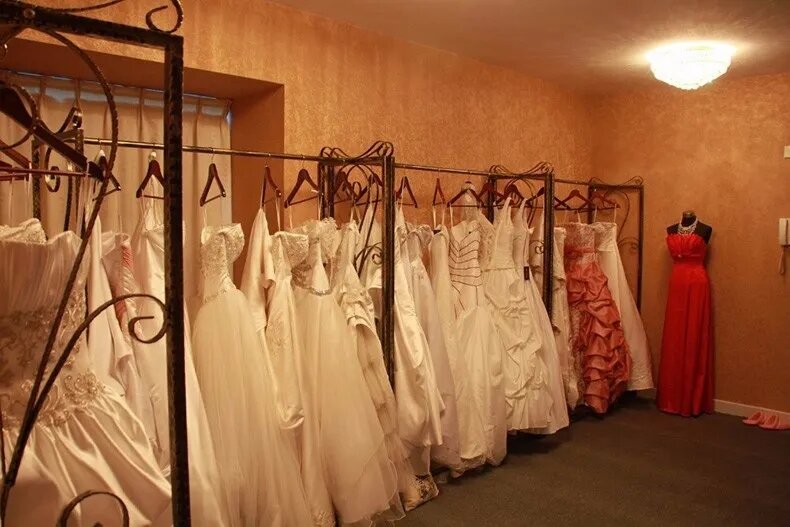 Doymeny koraliki z dekoltem w szpic sukienka na Quinceanera falbany tiul Sweep Train bez rękawów słodkie 16 vestidos de 15 quinceañera