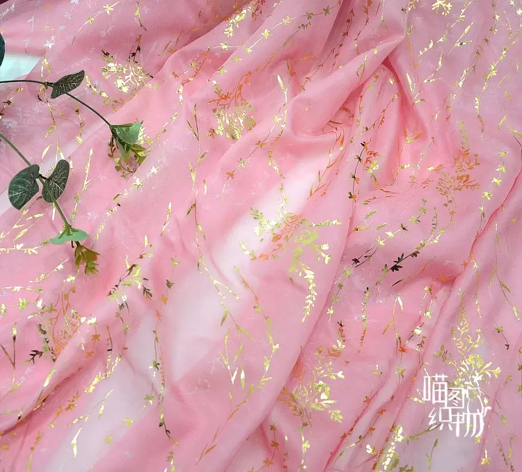 ผ้าชีฟองสีบรอนซ์ตามมิเตอร์สำหรับชุด Hanfu พิมพ์ลายผ้าดอกเหมยนิ่มบางสำหรับฤดูร้อน