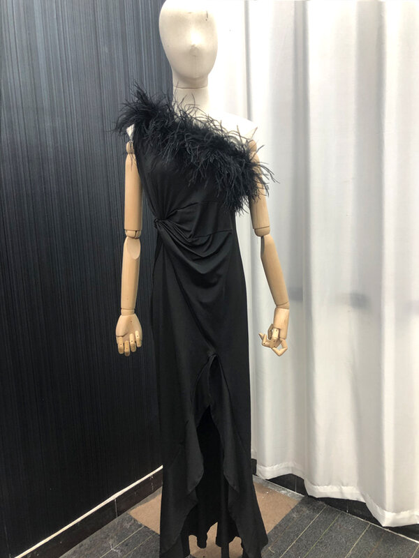 Gaun Bulu Bahu Tunggal Tanpa Lengan Satin Gaun Wanita Seksi Tanpa Bahu Ramping Elastis Tinggi 100% Bulu Burung Unta