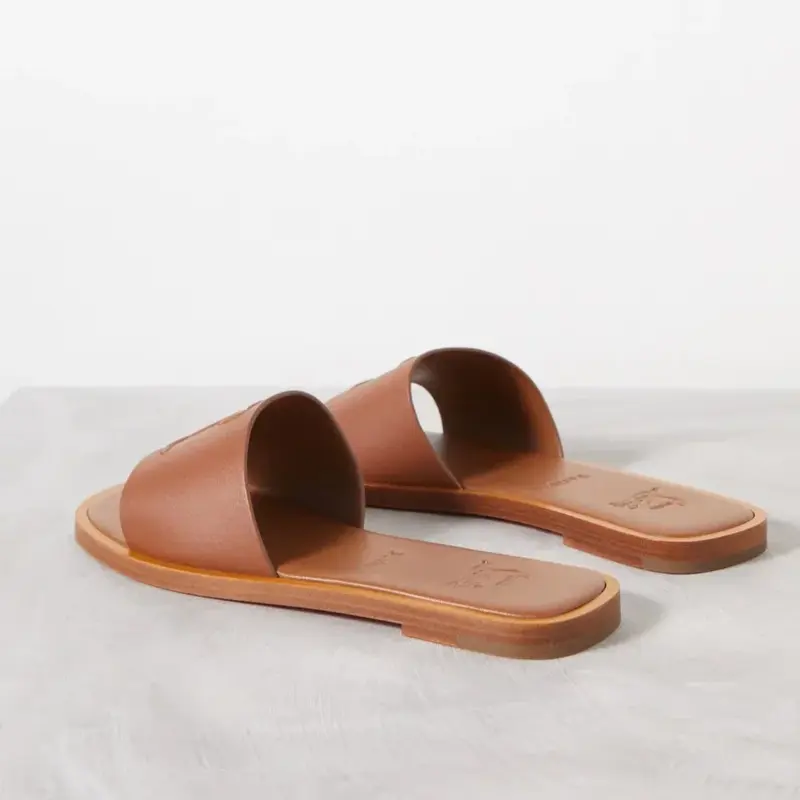 2024 nuove pantofole firmate da donna estive in sandali piatti goffrati con lettera di moda elegante e confortevole di alta qualità