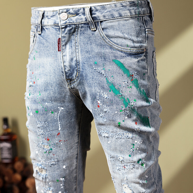 Główna ulica modne dżinsy męskie światło Retro niebieski elastyczny rozciągliwy chudy krój porwane jeansy mężczyzn malowany projektant spodnie w stylu Hip Hop Hombre