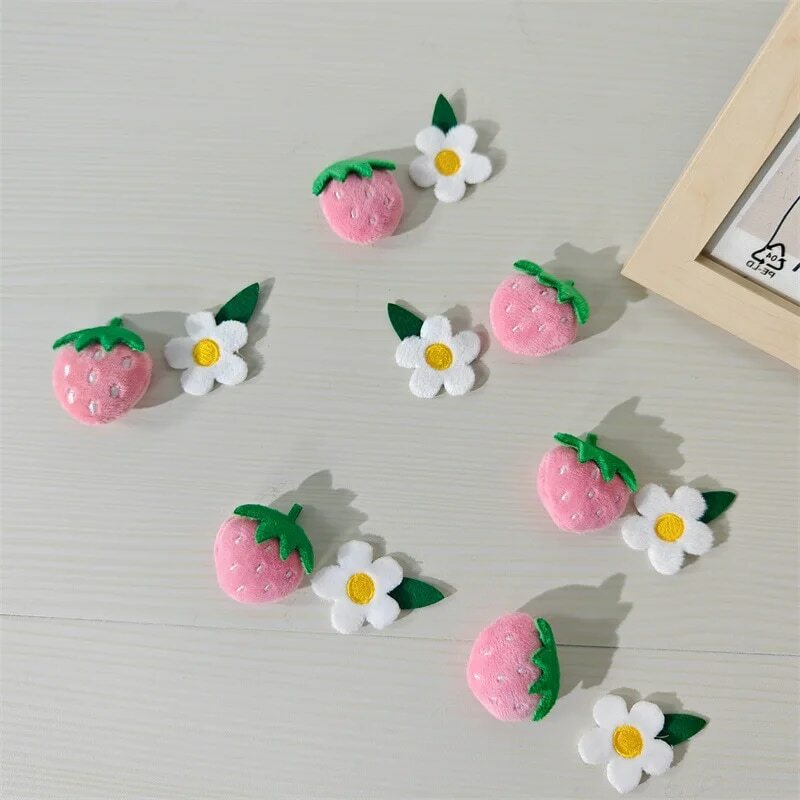 Cute Cotton Plush Strawberry Flower Patch, Chapéu e saco Acessórios, Broche de roupas, Materiais decorativos, 10pcs