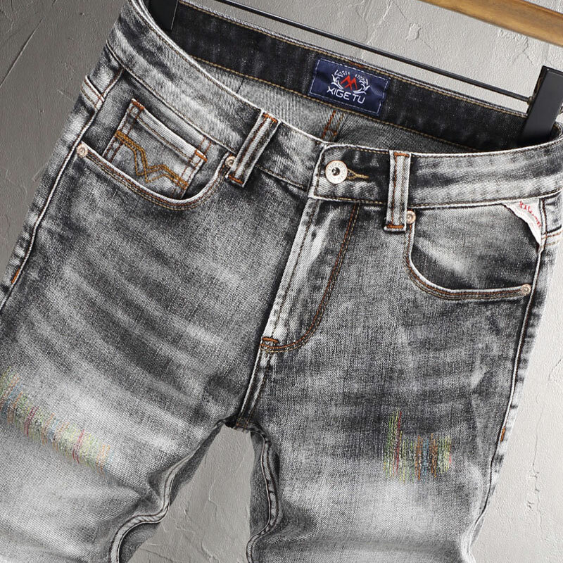 Modne dżinsy męskie w stylu Streetwear w stylu Retro, szara, elastyczna dopasowana porwane jeansy męska projektantka haftów w stylu Vintage spodnie dżinsowe Hombre