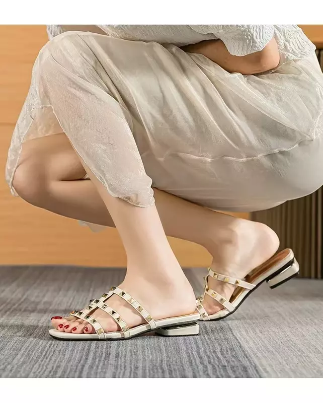 2024 летние новые тапочки с заклепками, ленивые повседневные Модные женские сандалии на низком каблуке 41-43 и искусственная женская обувь