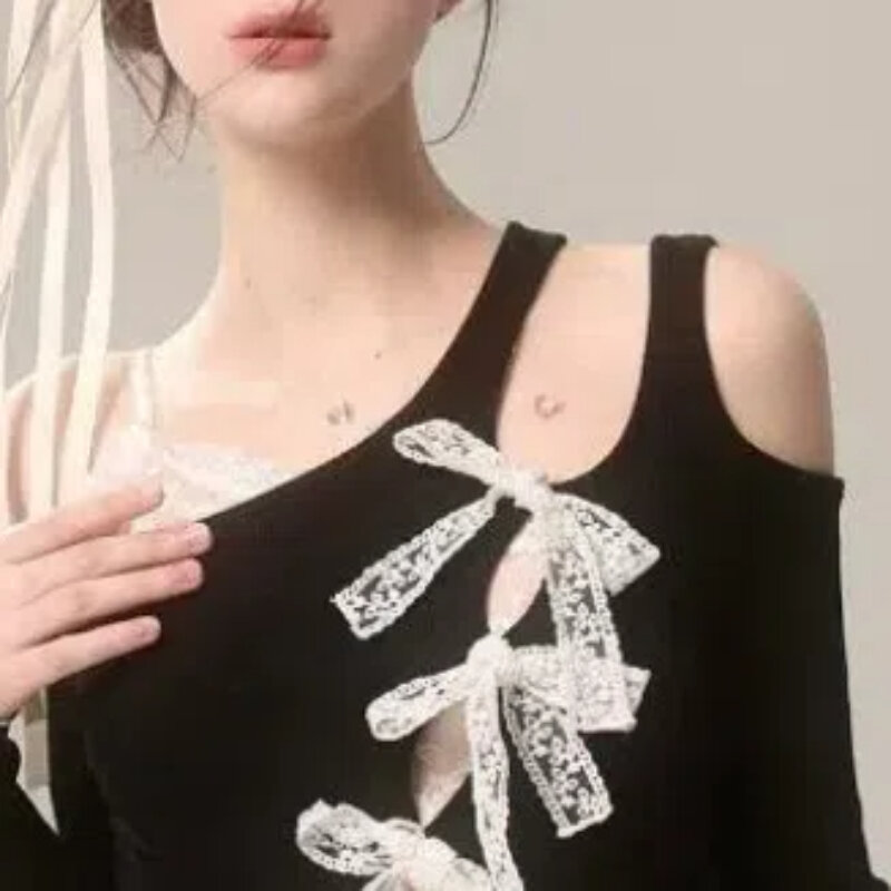 Корейская весенне-осенняя 2024 Лолита Лоскутная кружевная Асимметричная облегающая Минималистичная Повседневная футболка с длинным рукавом с диагональным воротником и бантом Топы