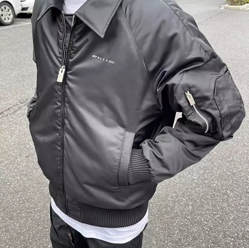 Куртка мужская зимняя черная с металлическим лацканом и логотипом