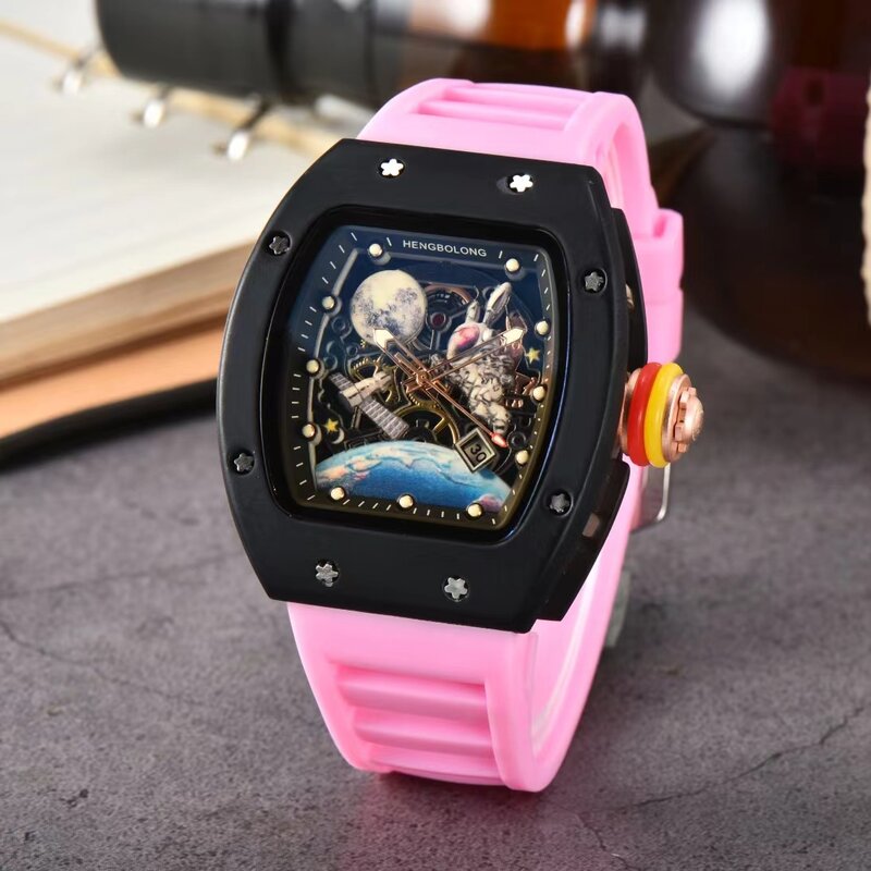 Orologio personalizzato da uomo, quadrante dell'orologio in stile spaziale con design cavo e design alla moda.