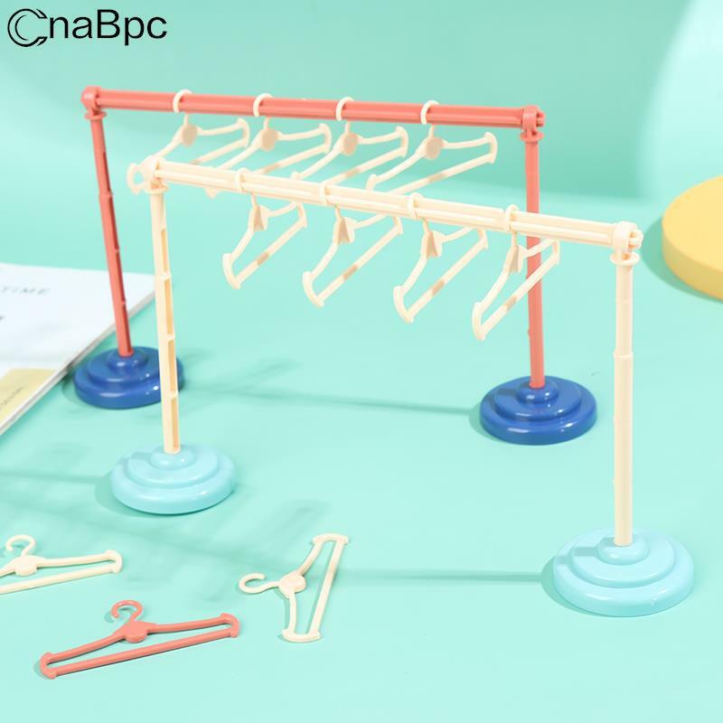 1Set Leuke Mini Plastic Hangers Jas Jurk Top Broek Miniatuur Kleding Stand Poppenhuis Speelgoed Poppen Accessoires