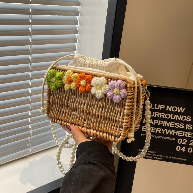 Маленькая плетеная квадратная сумка с жемчужной цепочкой, летняя соломенная модная сумка через плечо для девушек, 2024