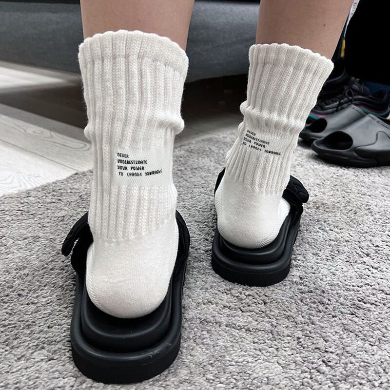 ถุงเท้ากีฬาถักแบบวินเทจสำหรับผู้ชายถุงเท้าหนามีตัวอักษรถุงเท้าทรงปานกลางแนวฮาราจูกุแนวญี่ปุ่น