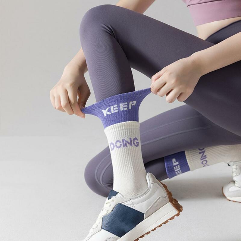 Sports ocken Frauen Anti-Rutsch-Boden Silikon partikel Kontrast farbe Buchstaben Druck Elastizität High Tube Socken Sommer