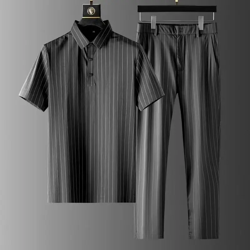 ชุดสองชิ้นเสื้อเชิ้ตแขนสั้นลายทาง + กางเกงขายาวของผู้ชายชุดเสื้อผ้าลำลองธุรกิจชุดกางเกงสั้นฤดูร้อนสุดหรูใหม่